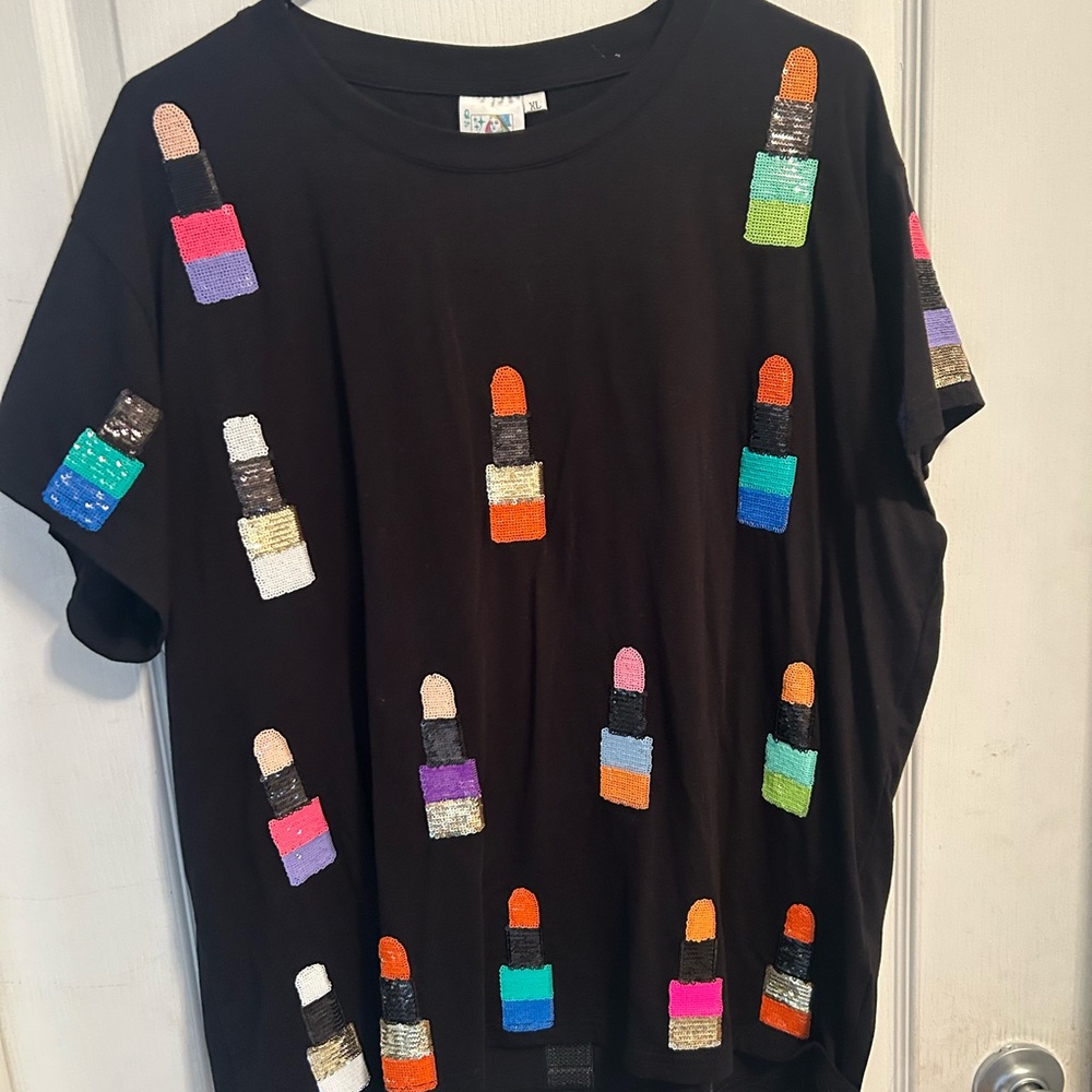 QUEEN OF SPARKLES Black Tee with Colorful Lipstick Design